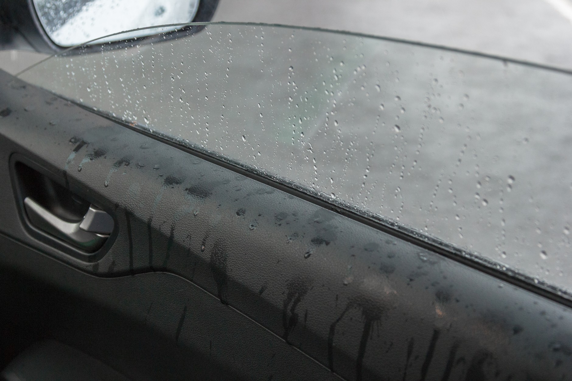 Z kroplami wody zalegającymi na lusterkach w niektórych autach możemy poradzić sobie włączając ogrzewanie tylnej szyby