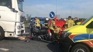 Motocyklista nie przeżył zderzenia z ciężarówką przy zjeździe na autostradę A2