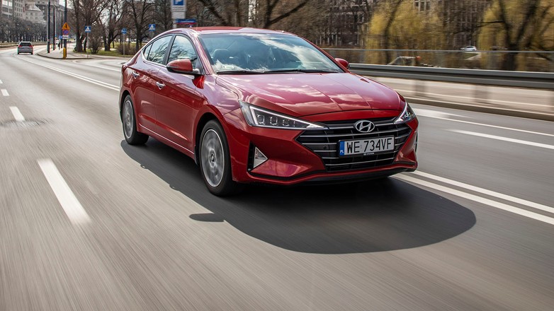 Hyundai Elantra 1.6 MPI 6AT - sedan w stylu azjatyckim