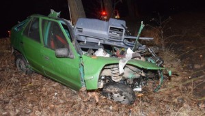 Skoda roztrzaskała się na drzewie. Policjanci byli zaskoczeni skalą zniszczeń 