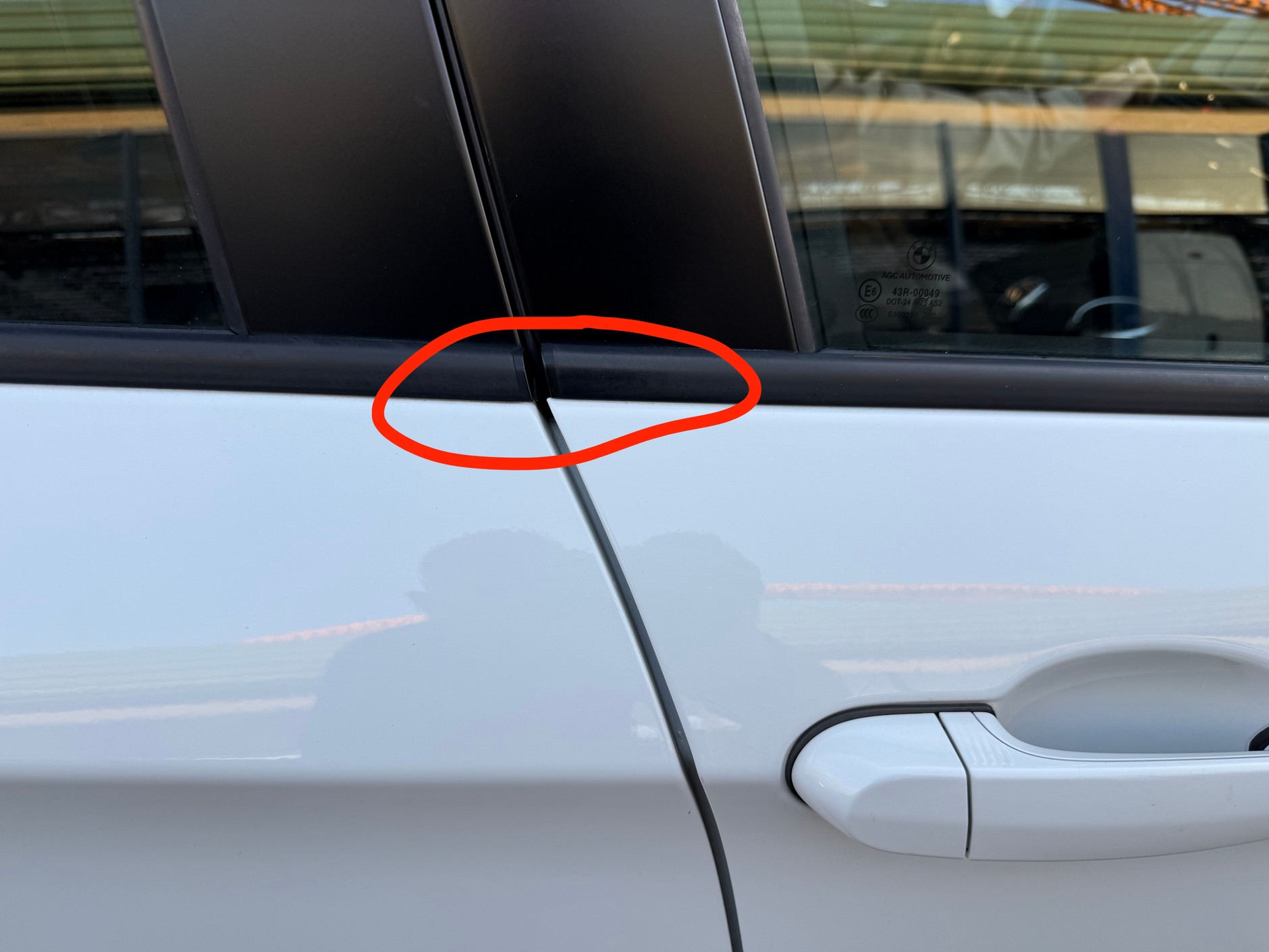 BMW X1 z ogłoszenia: jako że auto było "bite", można podejrzewać, że drzwi ciut się przesunęły nie podczas montażu w fabryce, tylko już później – w wyniku kolizji. Zwłaszcza że z lewej strony auta jest równiutko