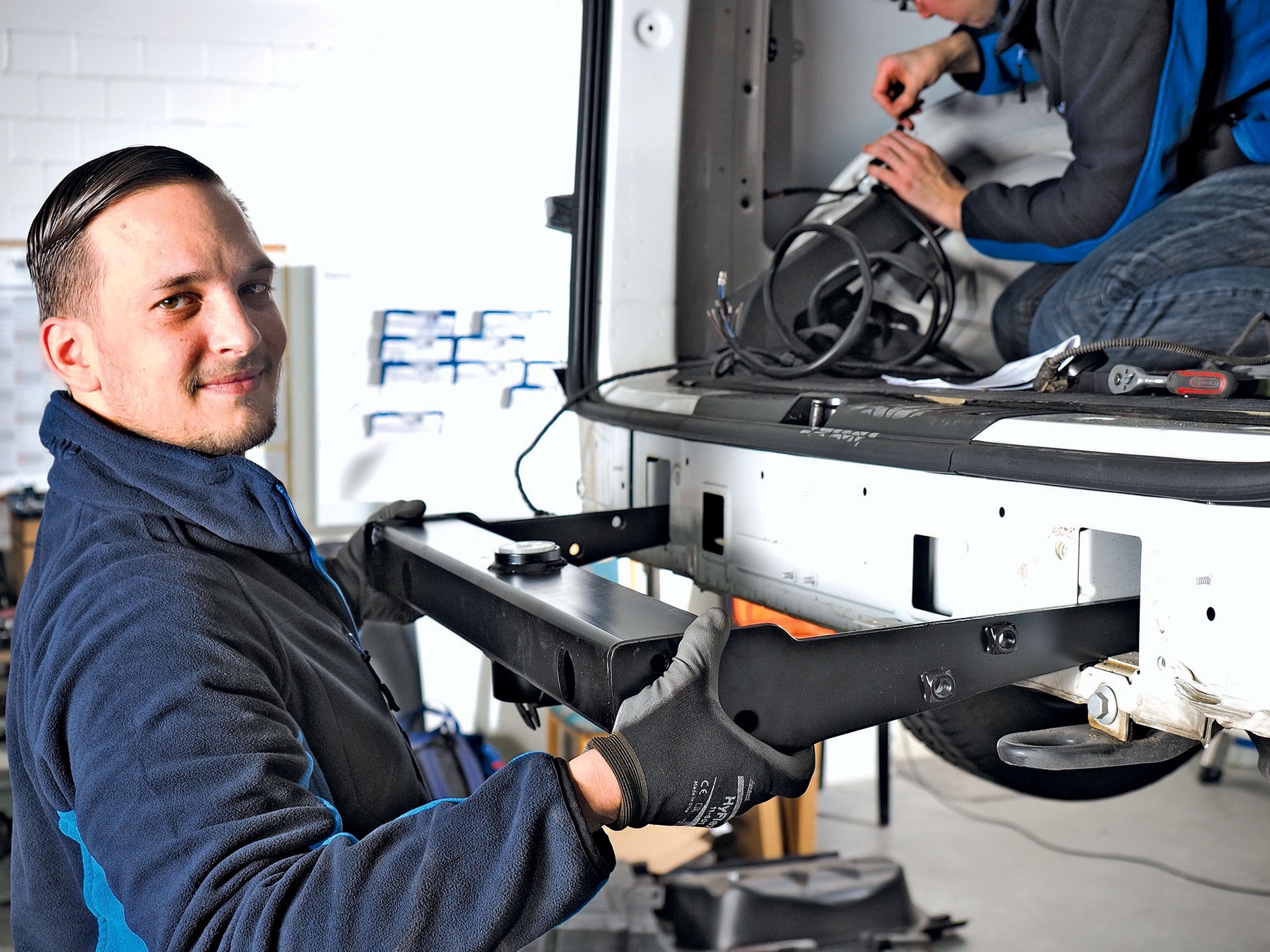 Montaż haka holowniczego krok po kroku