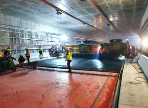 W tunelu pod Świną pojawił się pierwszy asfalt. Znamy datę otwarcia