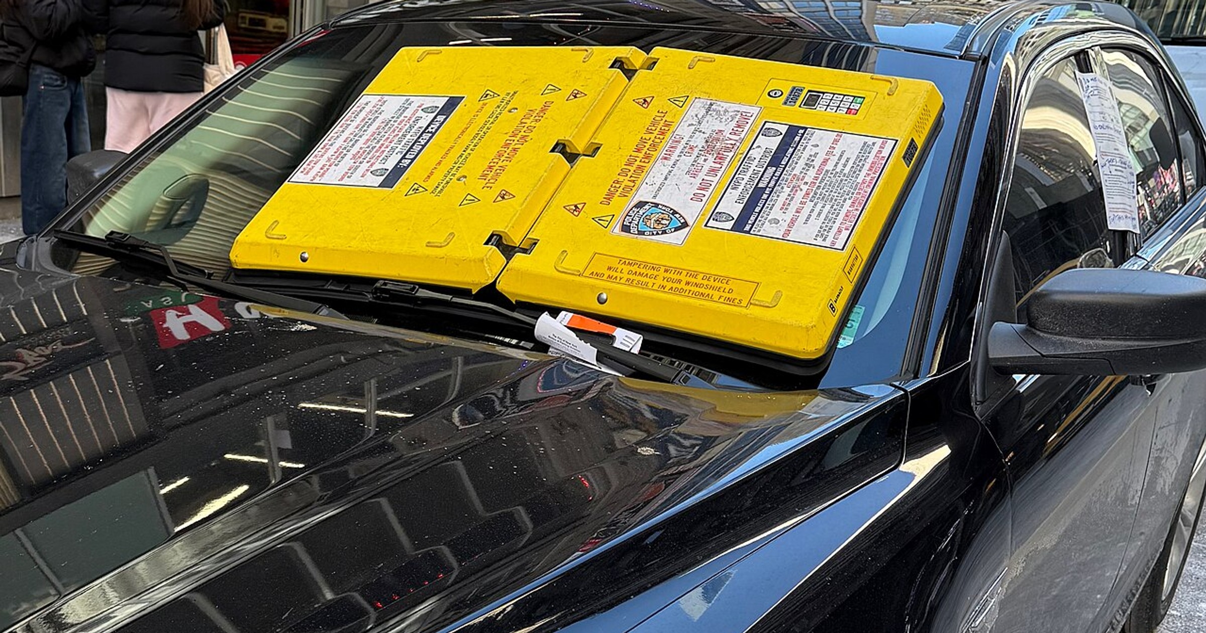 Urządzenie Barnacle zastępuje blokadę na koło. Przysysa się do szyby, a zwolnienie następuje po opłaceniu mandatu