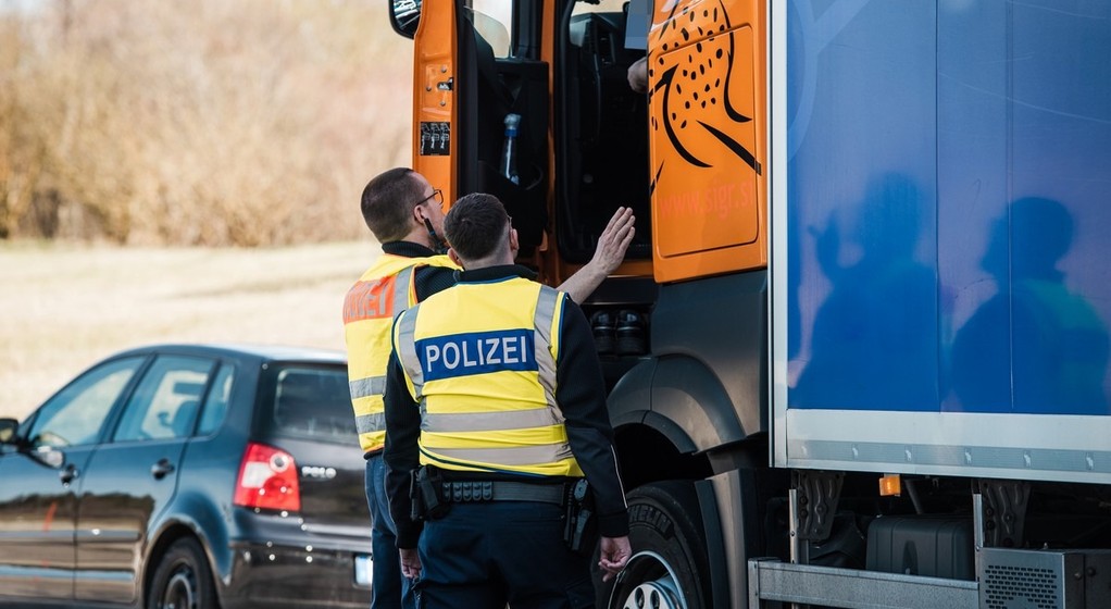 Kontrola ciężarówki przez niemiecką policję (zdjęcie ilustracyjne)