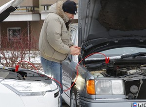 Awaryjne odpalanie samochodu z rozładowanym akumulatorem. Instrukcja krok po kroku