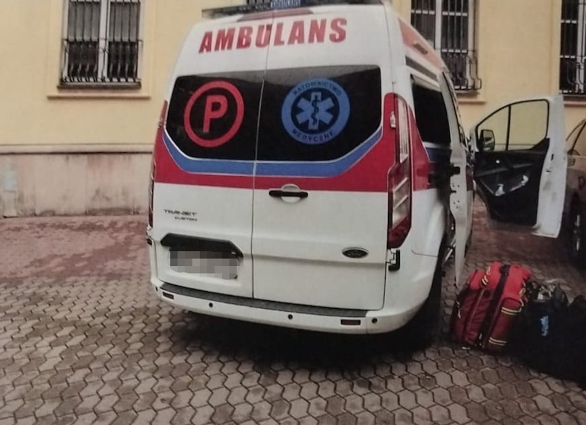 Karetką na sygnale chcieli wjechać na stadion
