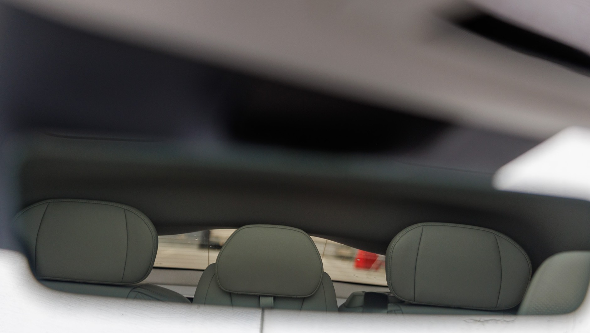 Widoczność we wstecznym lusterku w Volvo ES90 jest fatalna. Tak naprawdę mogłoby ono nie istnieć