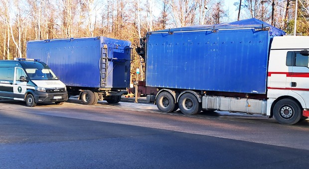 Inspektorzy ITD zatrzymują ciężarówki i każą przeładowywać towar. "Albo nie jedziesz dalej"