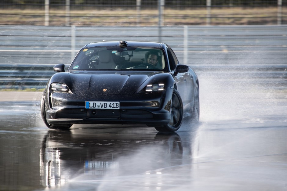 Drifting Porsche Taycan - rekord Guninessa