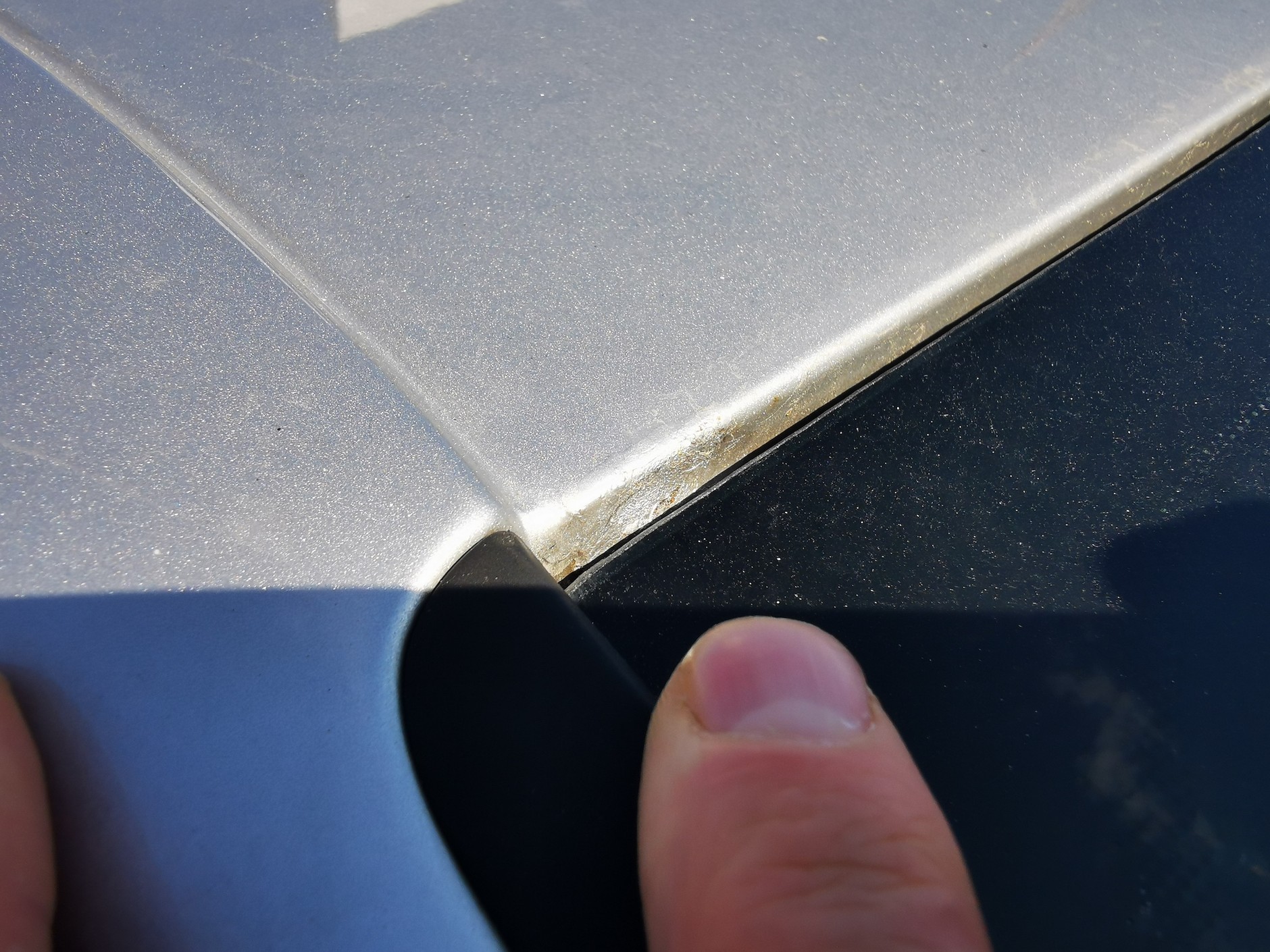 Audi A4 2.0 TDI Allroad, rocznik 2010. Cena 40 tys. zł – korozja wokół szyby