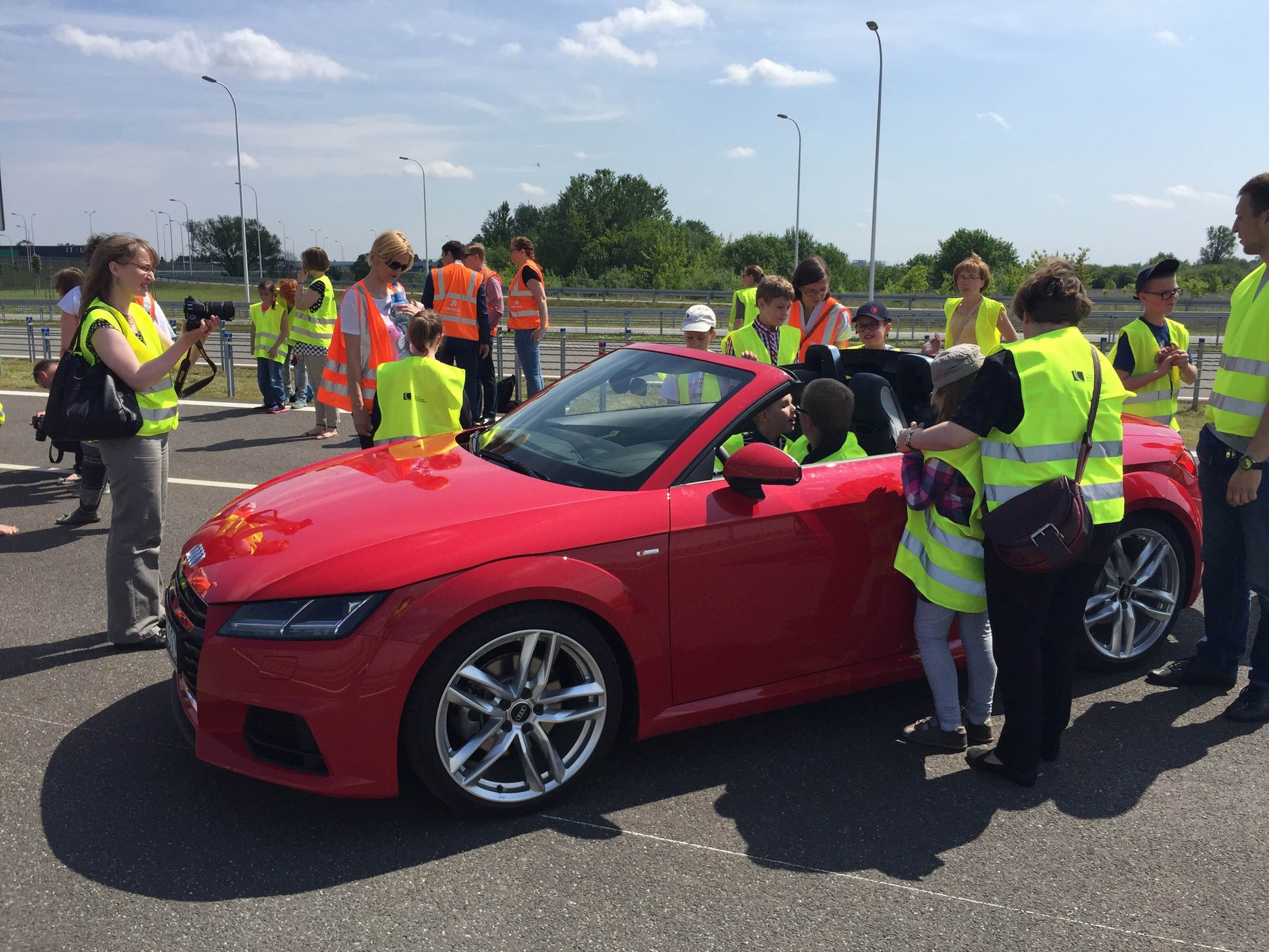 Niewidome dzieci poznają autostradę