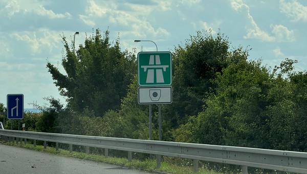 Znak z czarną kropką w sześciokącie jest szalenie istotny dla Polaków. Nawet 3500 zł kary