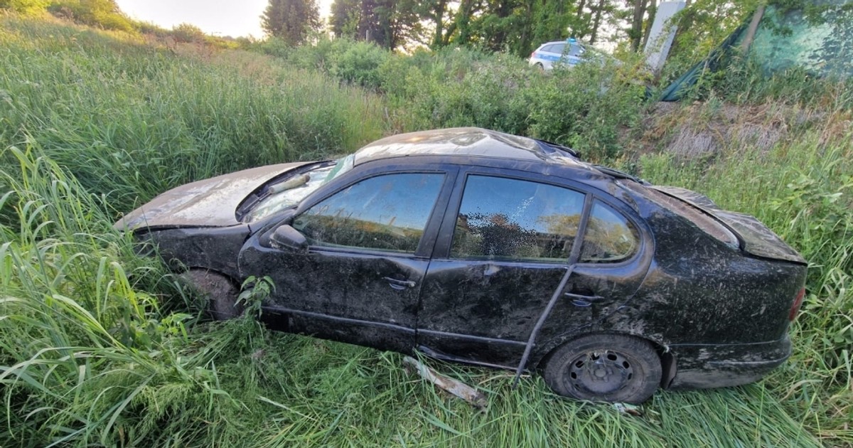 Sięgał po telefon. Spadł samochodem z trzymetrowej skarpy do stawu. A potem uciekł