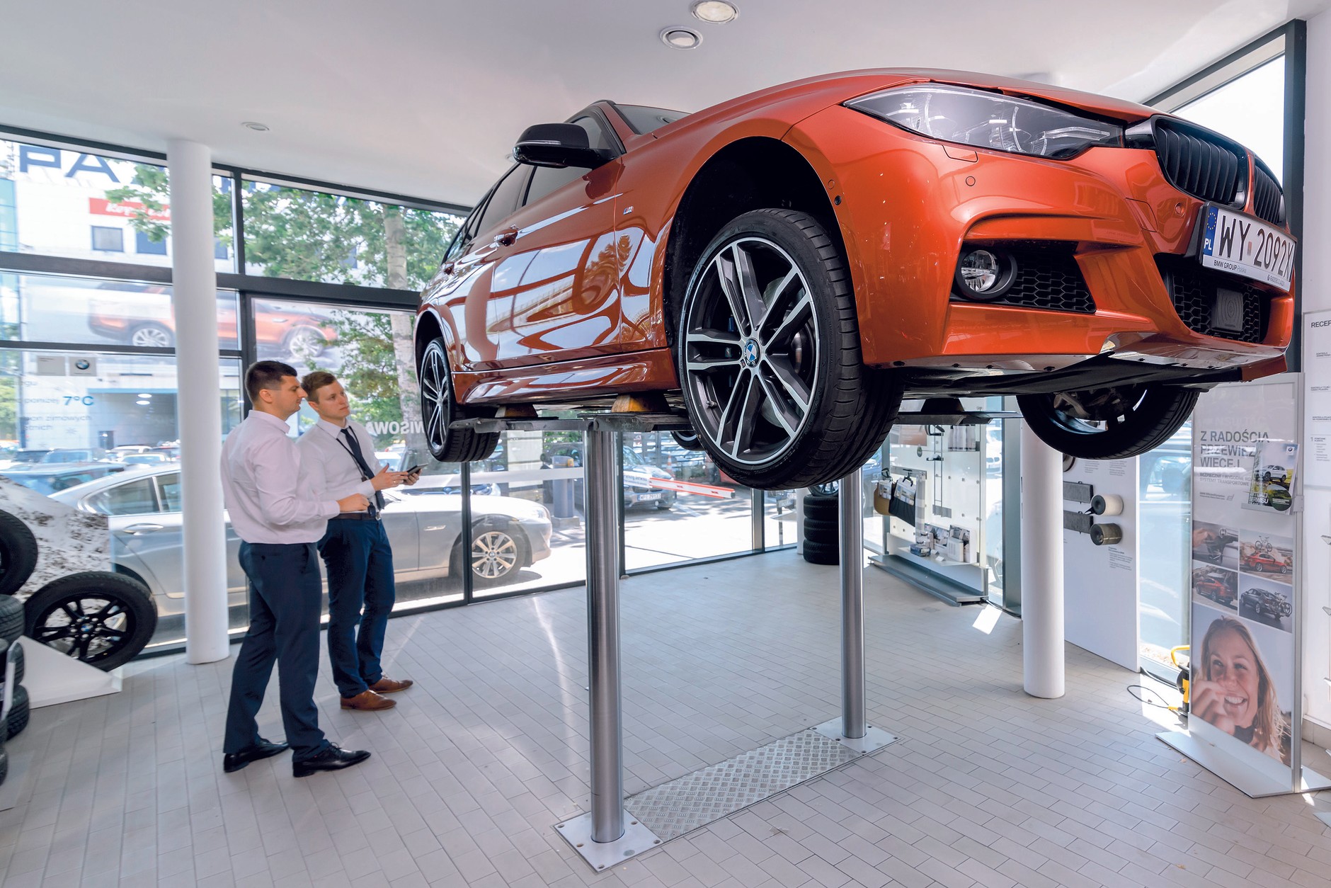 W serwisach autoryzowanych płacimy nie tylko za jakość naprawy, ale też i za zwykle wyższy  niż w serwisach niezależnych standard obsługi.