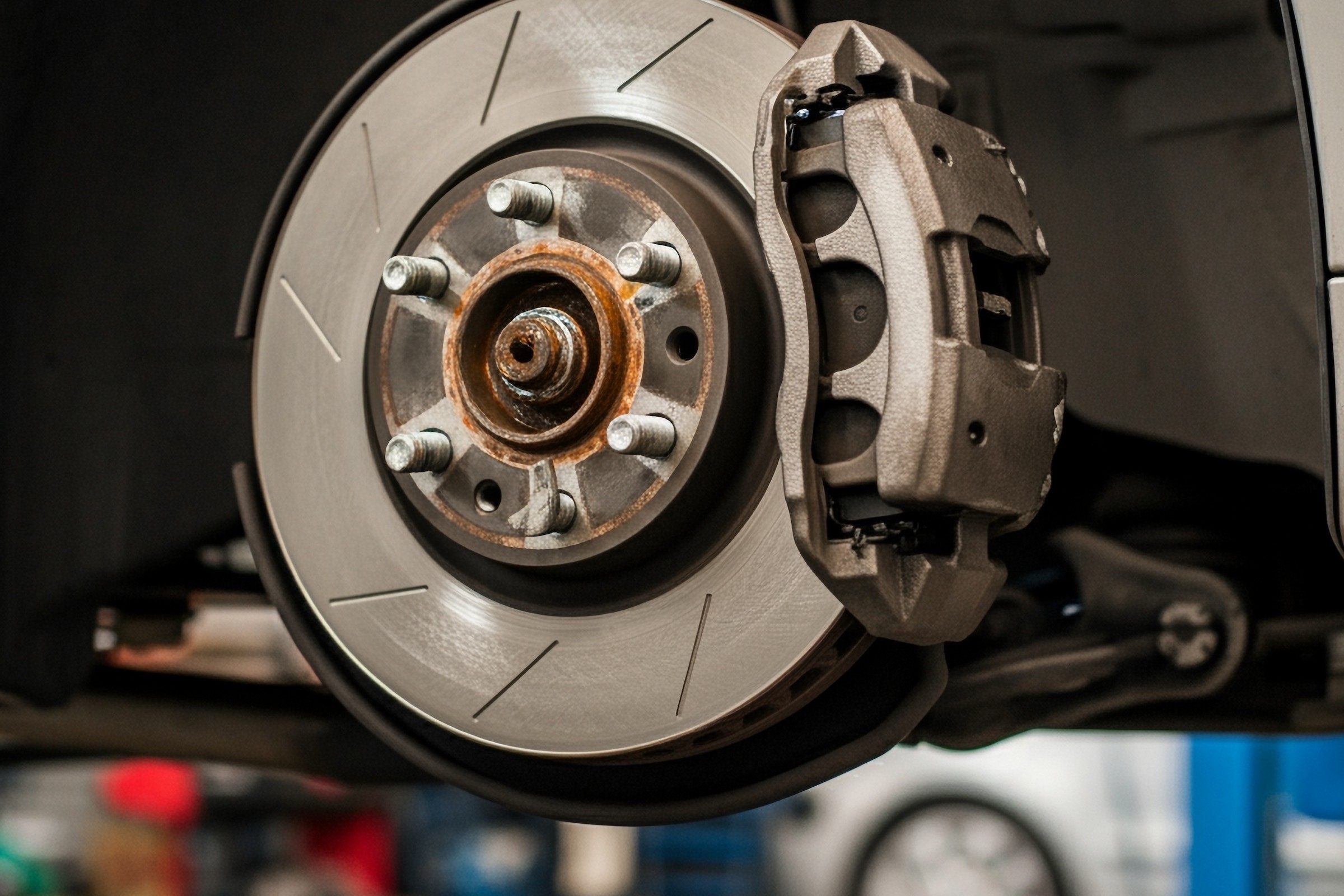 Pan Piotr miał wymienić w aucie klocki hamulcowe. Zdziwił się, gdy zadzwonił do drugiego serwisu