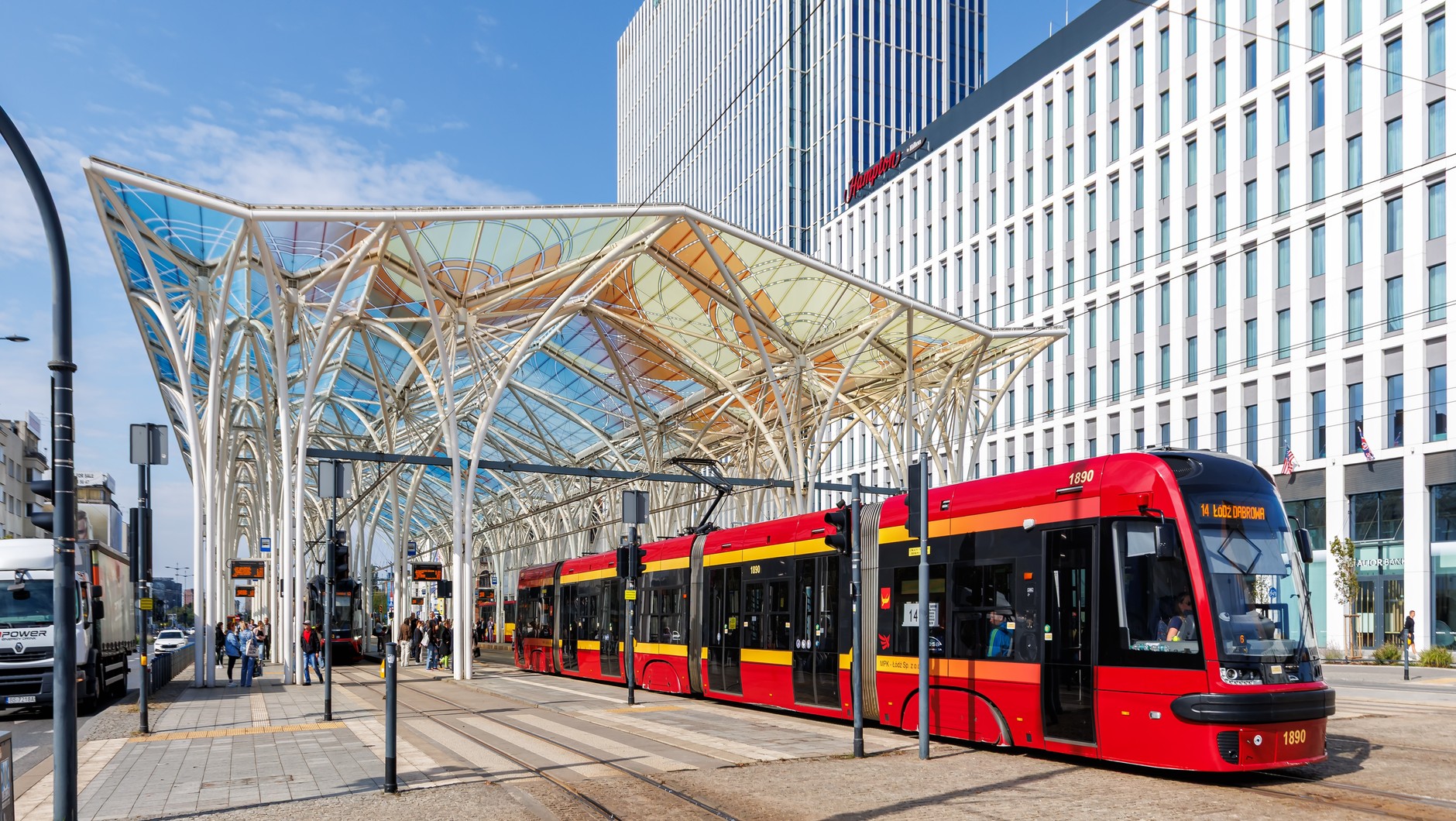 Osoby zdające na prawo jazdy często zapominają o upewnieniu się, czy nie nadjeżdża tramwaj. To duży błąd