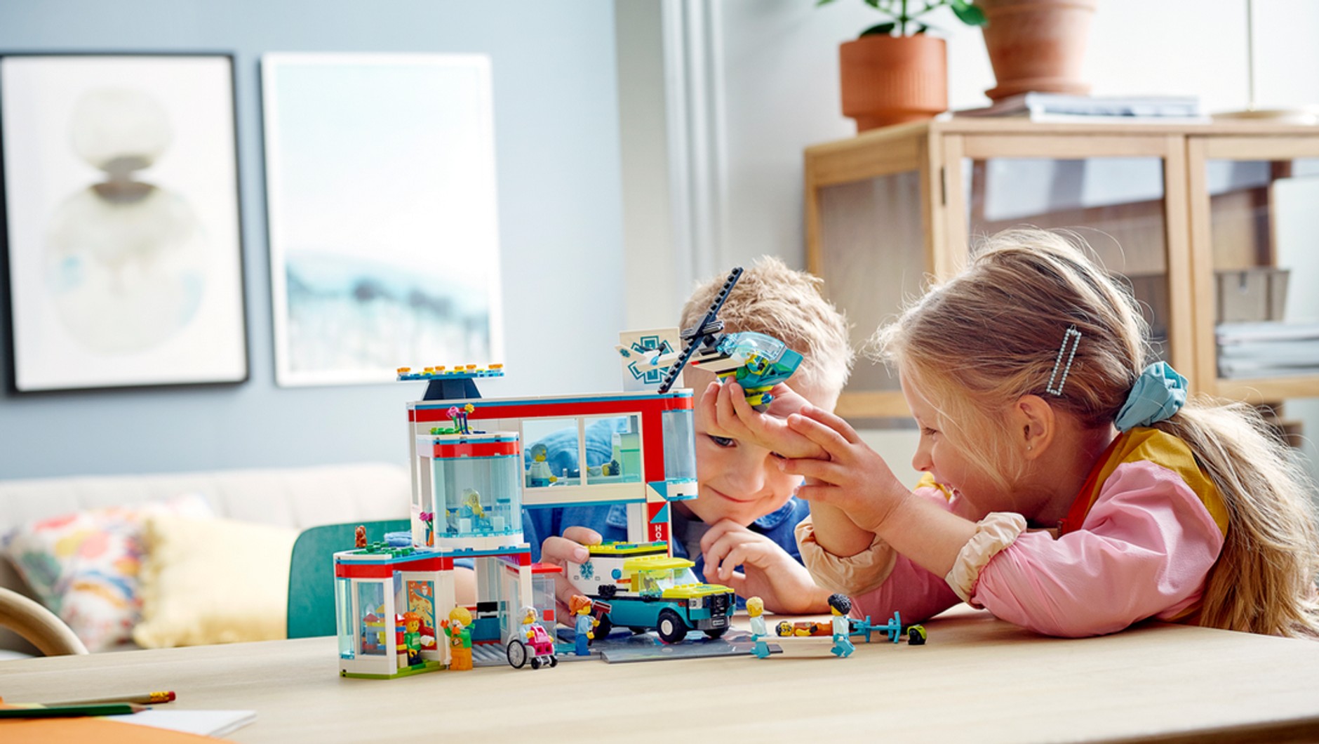 W szpitalu pracują zarówno kobiety, jak mężczyźni. Są też samochody - to zestaw z serii LEGO City (60330).