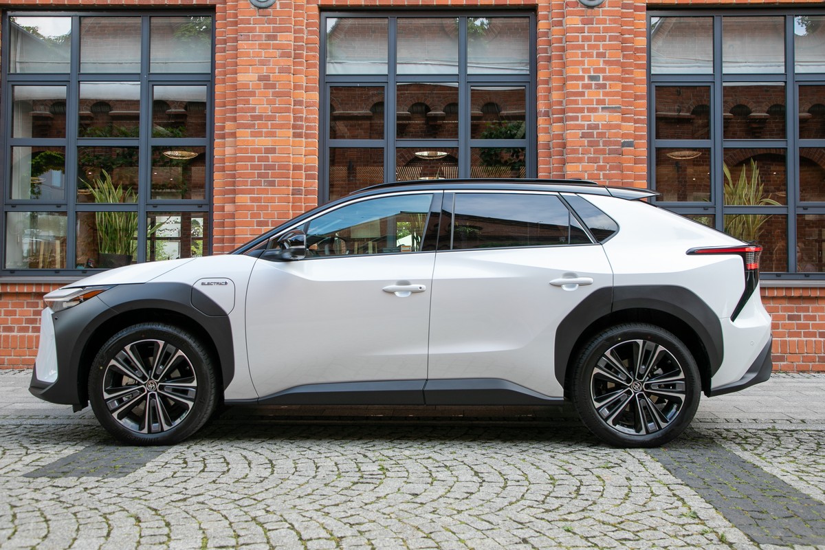 Toyota obcięła ceny SUV-a bZ4X o 30 tys. zł. Da się jeszcze odjąć 40 tys. zł, ale to trudne