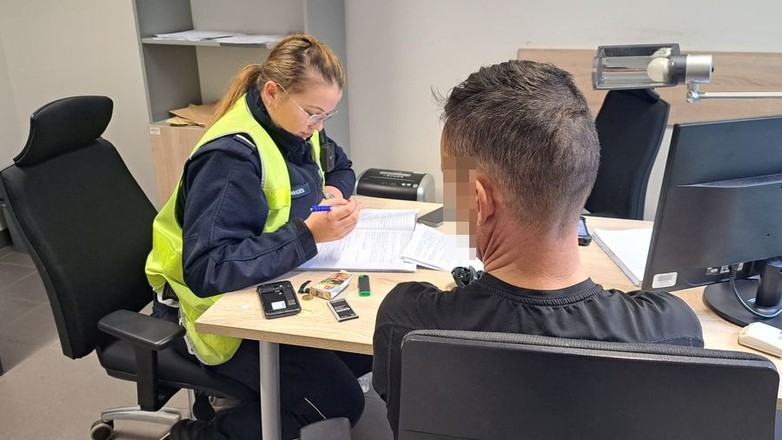 POPROSIŁ POLICJANTKĘ, BY WYSTAWIAŁA MU MANDAT, TRAFIŁ DO WIĘZIENIA NA ROK