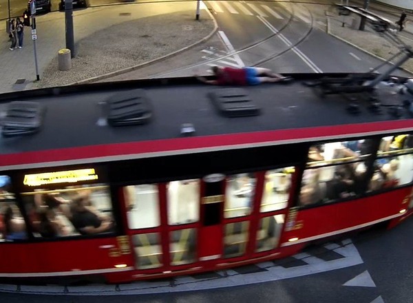Jechał na dachu tramwaju. Szybka reakcja policji i surowa kara