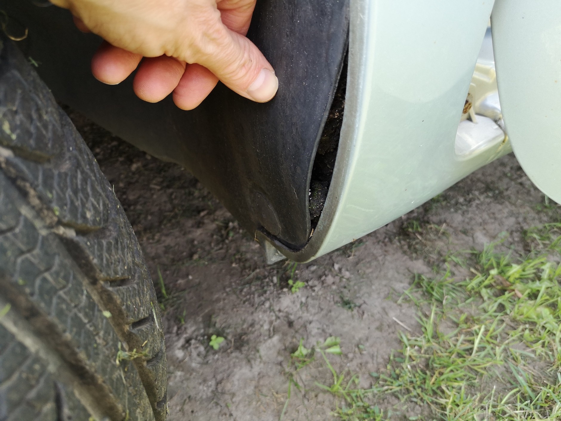 Renault Kangoo 1.6 2007, auto z ogłoszenia: źródłem sprasowanego listowia za błotnikiem jest uszkodzony plastik nadkola