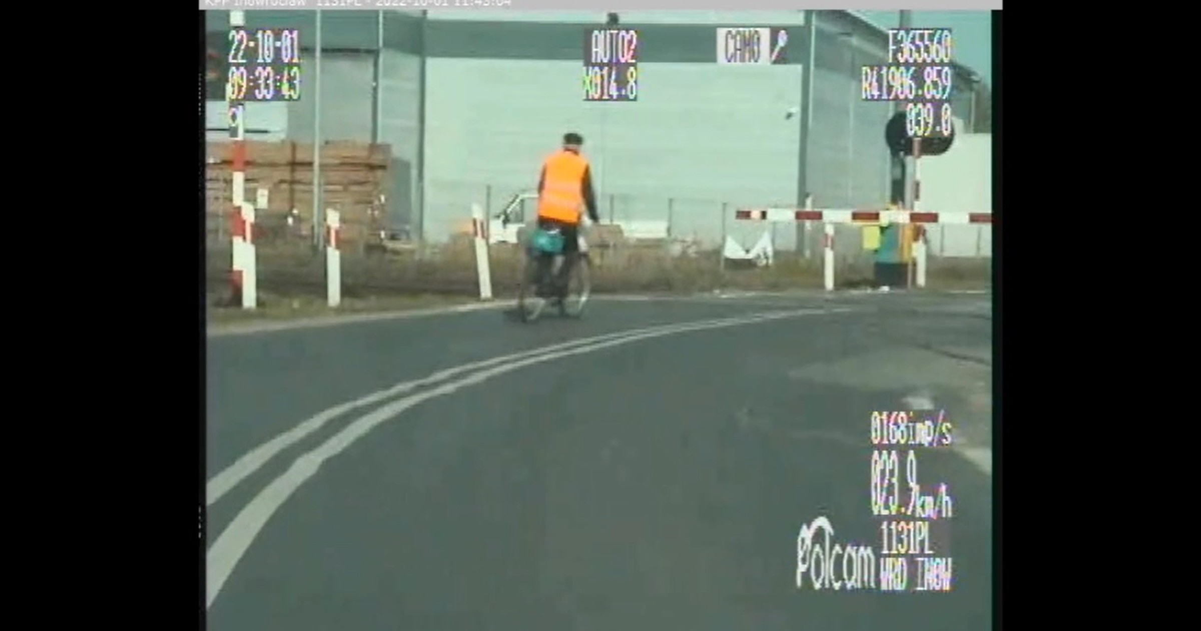Rowerzysta zignorował szlabany. Policja od razu interweniowała
