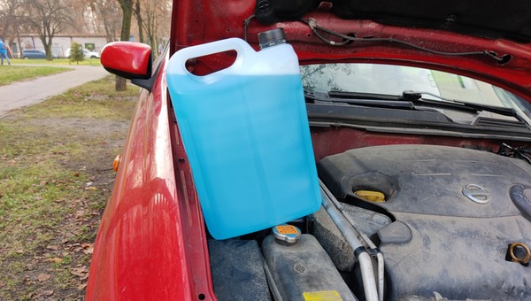 Jaki jest najtańszy płyn do spryskiwaczy?