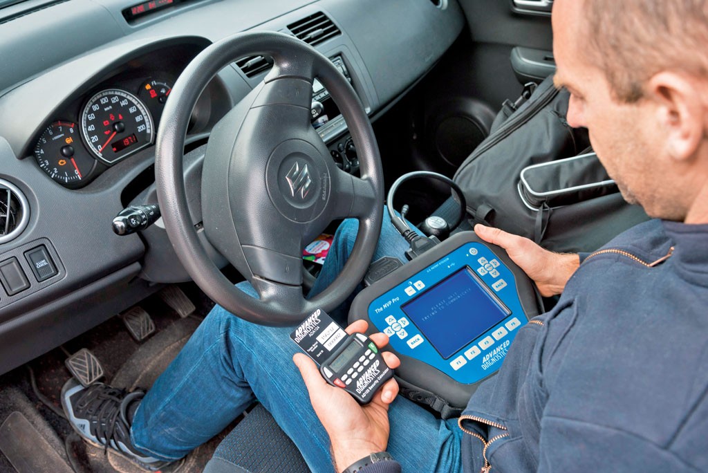 Zadanie nie tylko dla ślusarza: bez specjalistycznego sprzętu diagnostycznego nie da się dorobić kluczyka do nowoczesnego auta.