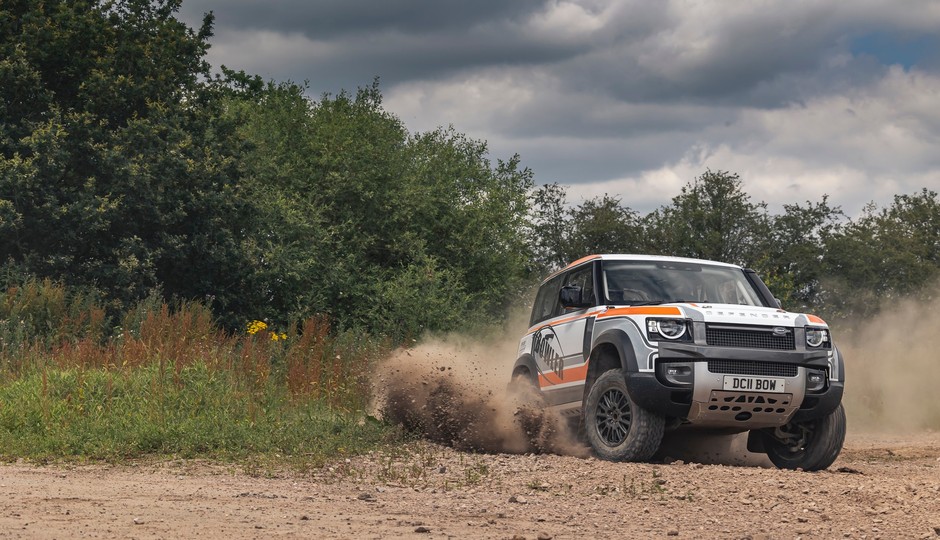 Rajdowy Land Rover Defender 90 od Bowlera