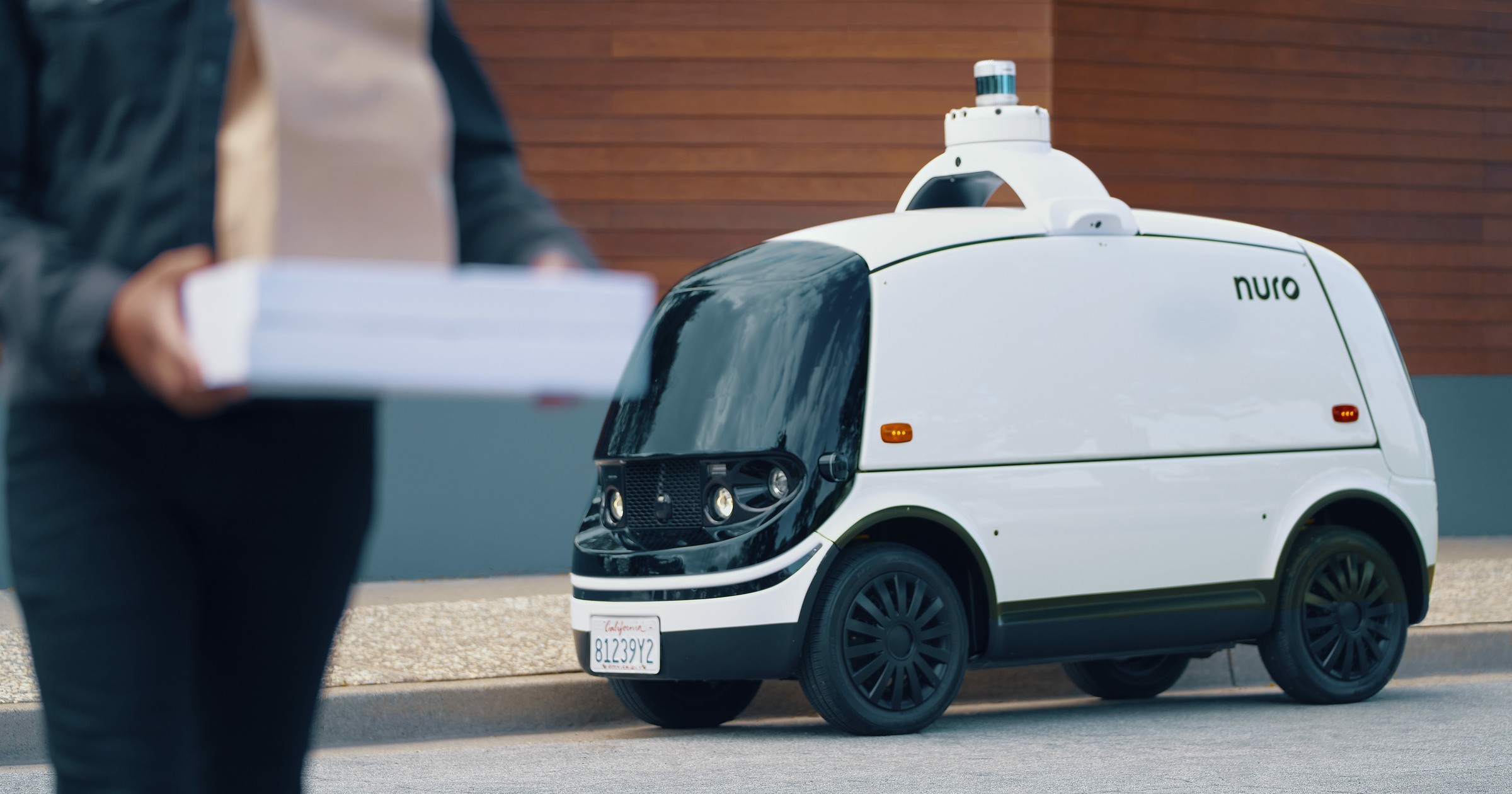 Autonomiczny pojazd Nuro dostarcza jedzenie w sieci Uber