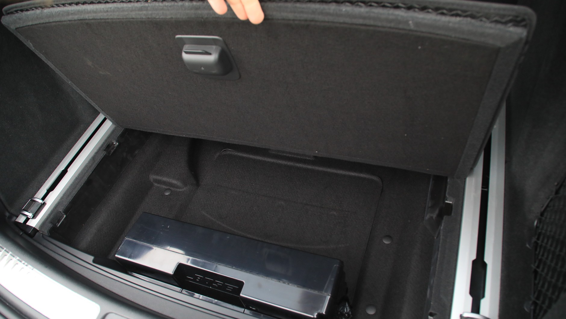 Pod podłogą bagażnika schowek, niestety, częściowo zajęty przez subwoofer opcjonalnego nagłośnienia Bose.