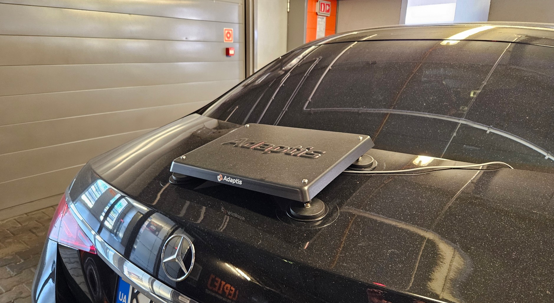 Adaptis to adapter, który ma sporo wspólnego z Elonem Muskiem