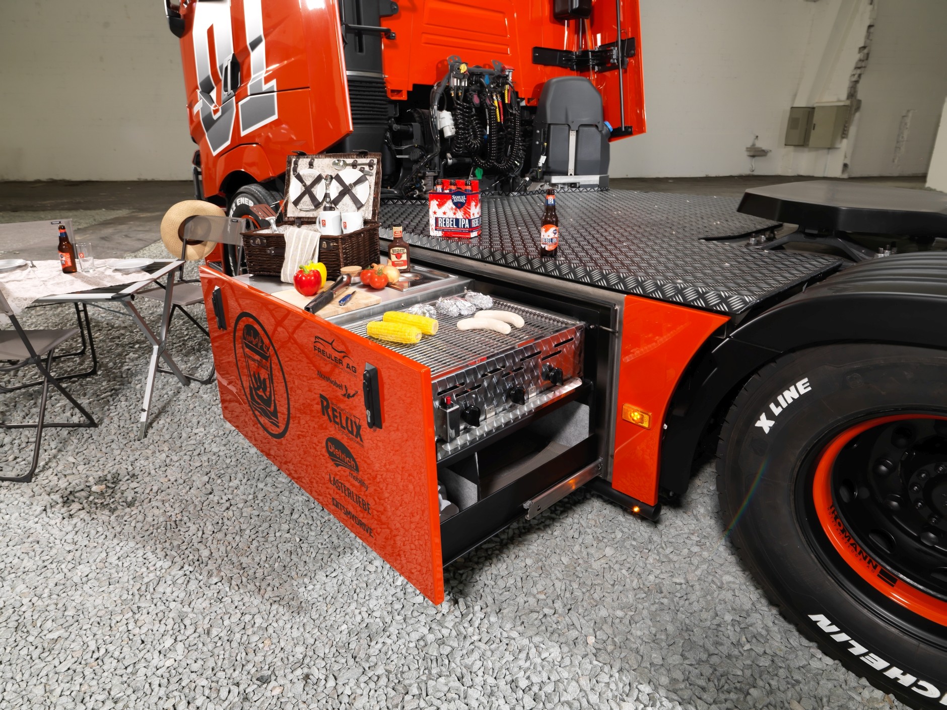 Thomann General Lee na bazie Renault T520. W miejsce zbiornika paliwa zmieszczono szufladę z grillem