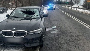 Lód spadł z naczepy i ranił człowieka. Kierowca Scanii odpowie za przestępstwo