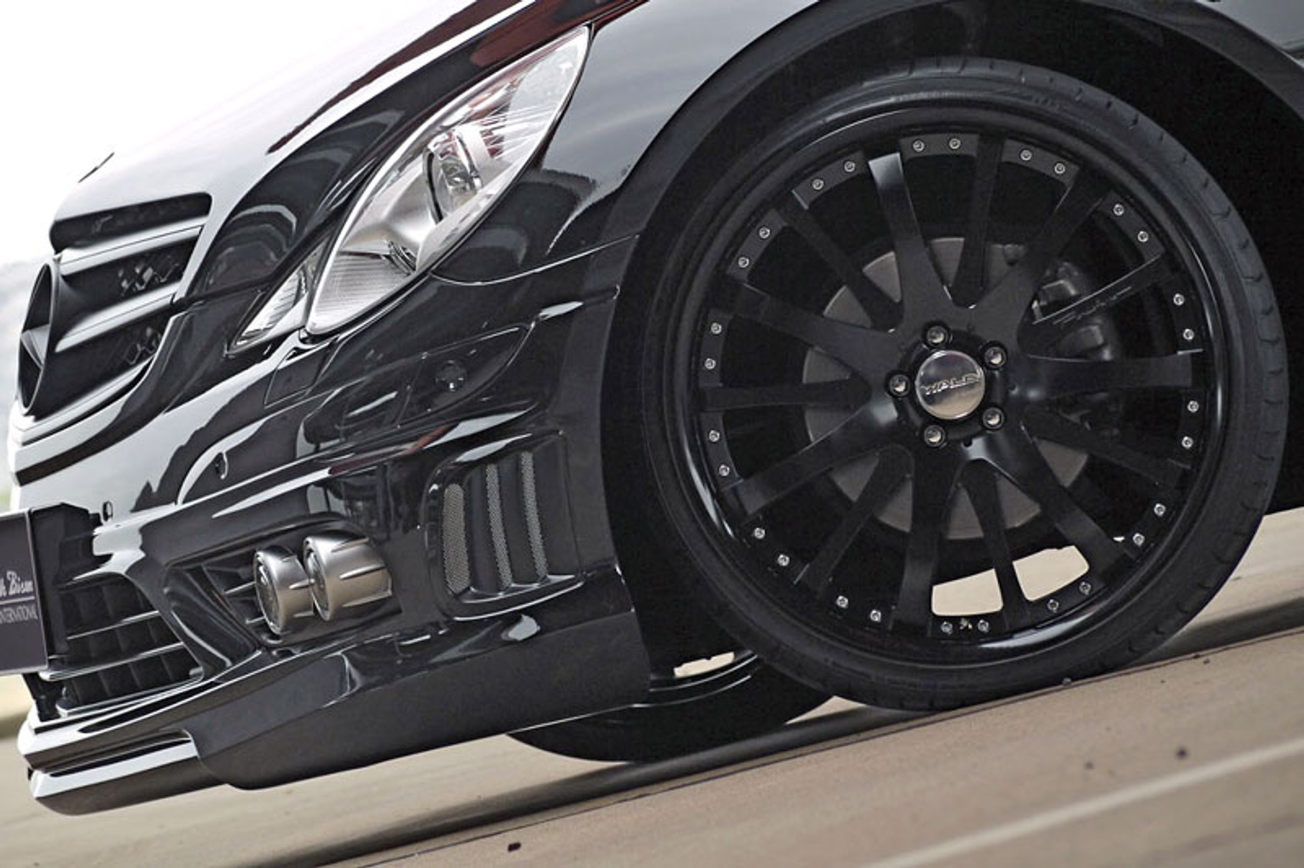 Mercedes-Benz R-Klasa Black Bison: spoilery z Japonii