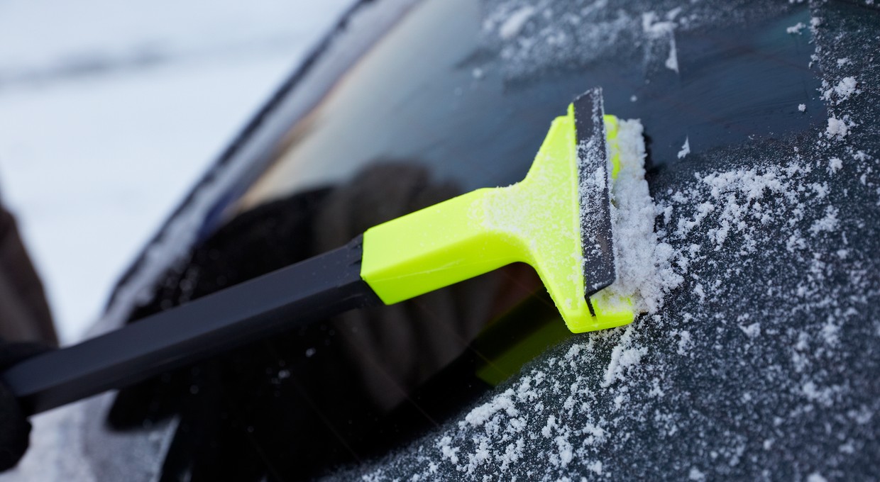 Tak odmrozisz szyby w kilka sekund. Odmrażacz? Można, ale można też inaczej