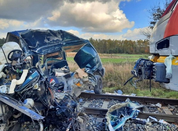 Dostawczak zmasakrowany przez pociąg. Tragiczny finał wypadku