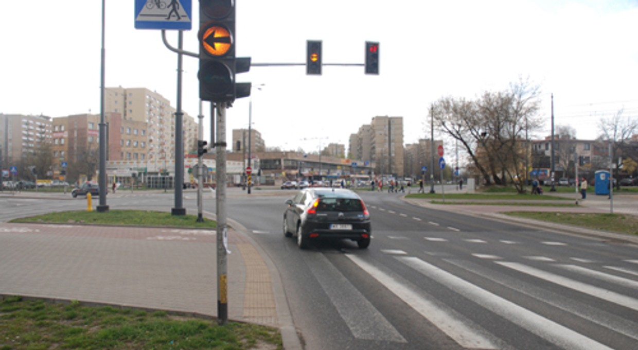 Czy mogę wjechać na skrzyżowanie na żółtym świetle? Policja ma jasne stanowisko