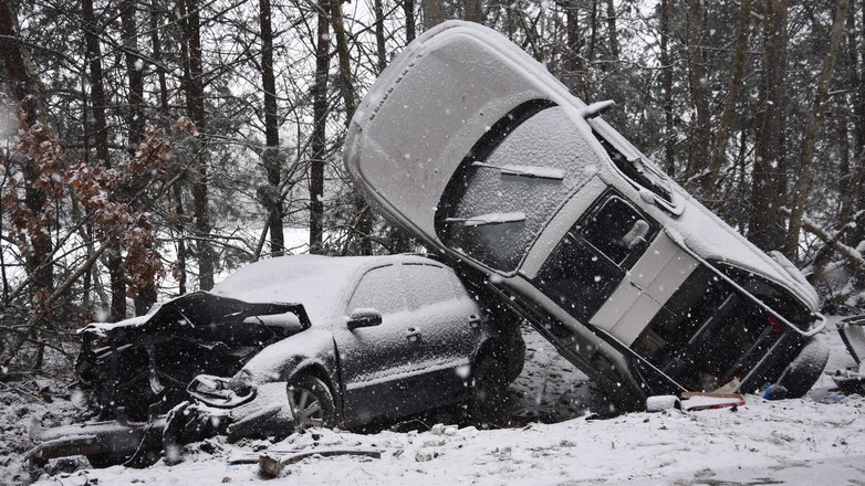 Na stojącego w rowie Seata wjechał Land Rover