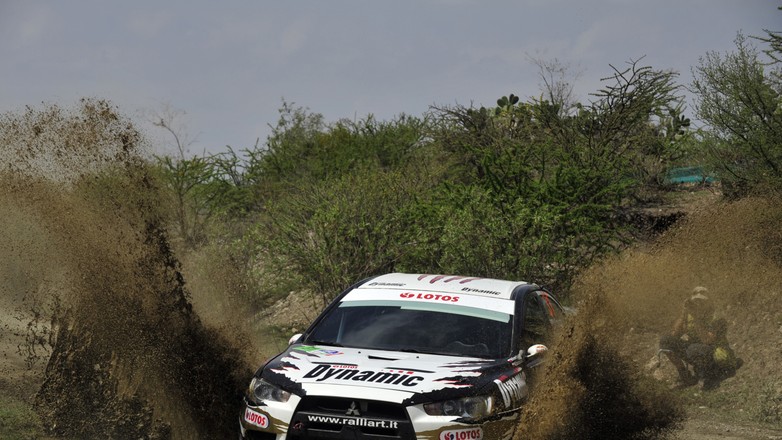 Michał Kościuszko umacnia się na pozycji lidera w PWRC