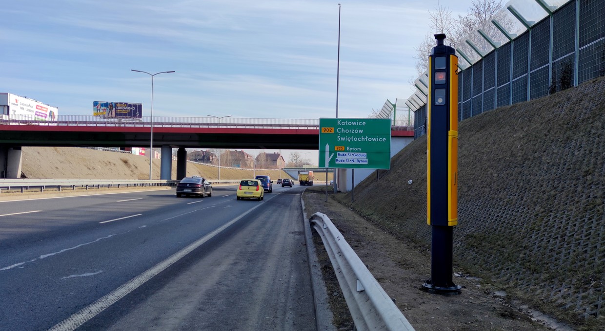 Fotoradar rekordzista stoi na "zakręcie mistrzów". Zarejestrował ponad 20,7 tys. wykroczeń