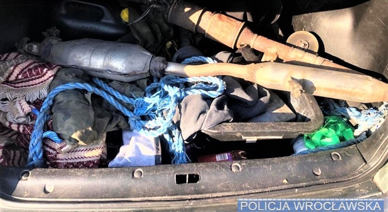Wycinał w nocy katalizatory z ciężarówek. Ponad 30 razy. Wpadł w ręce policji