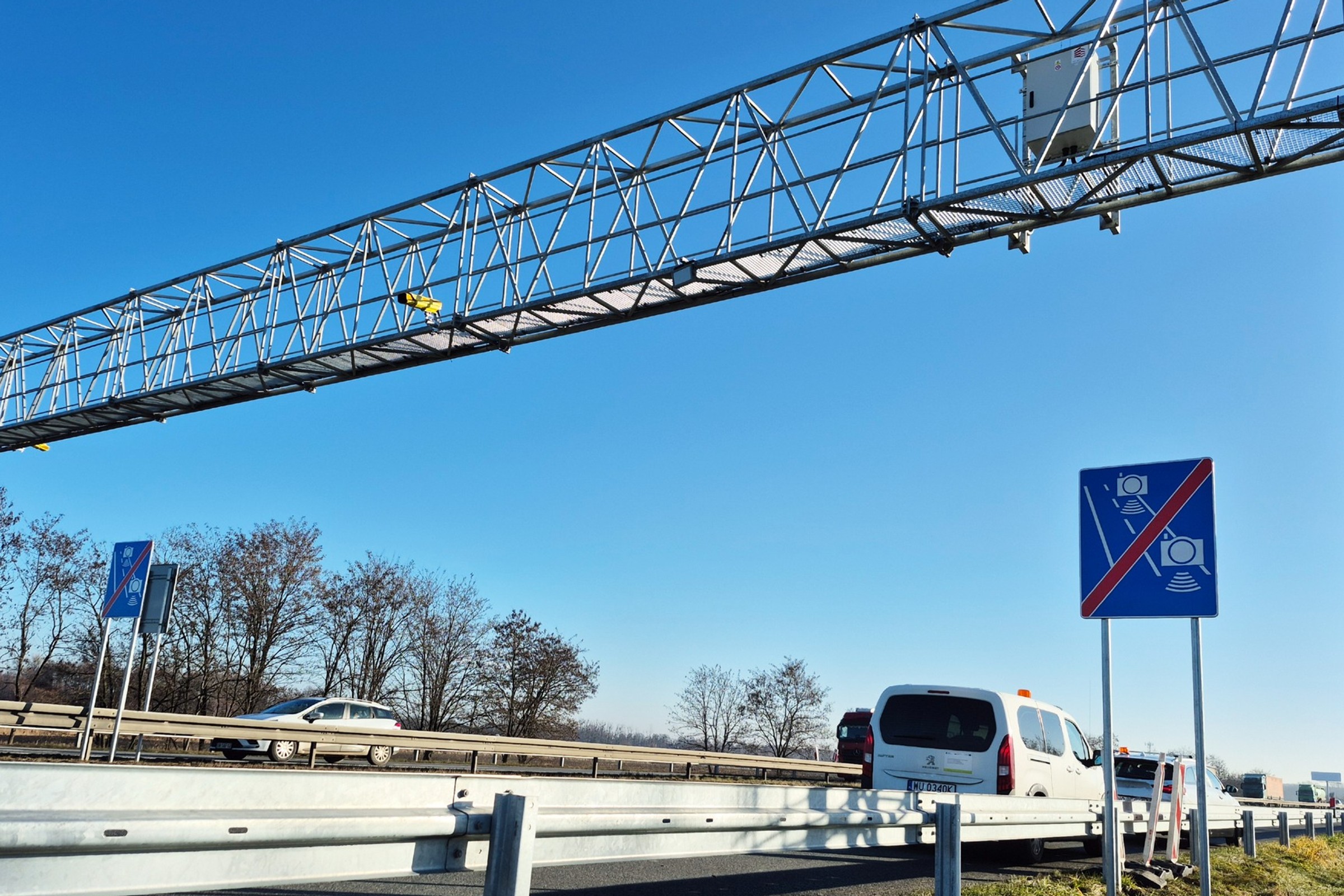 Nowy odcinkowy pomiar prędkości będzie stał na A4. Już zamontowali kamery