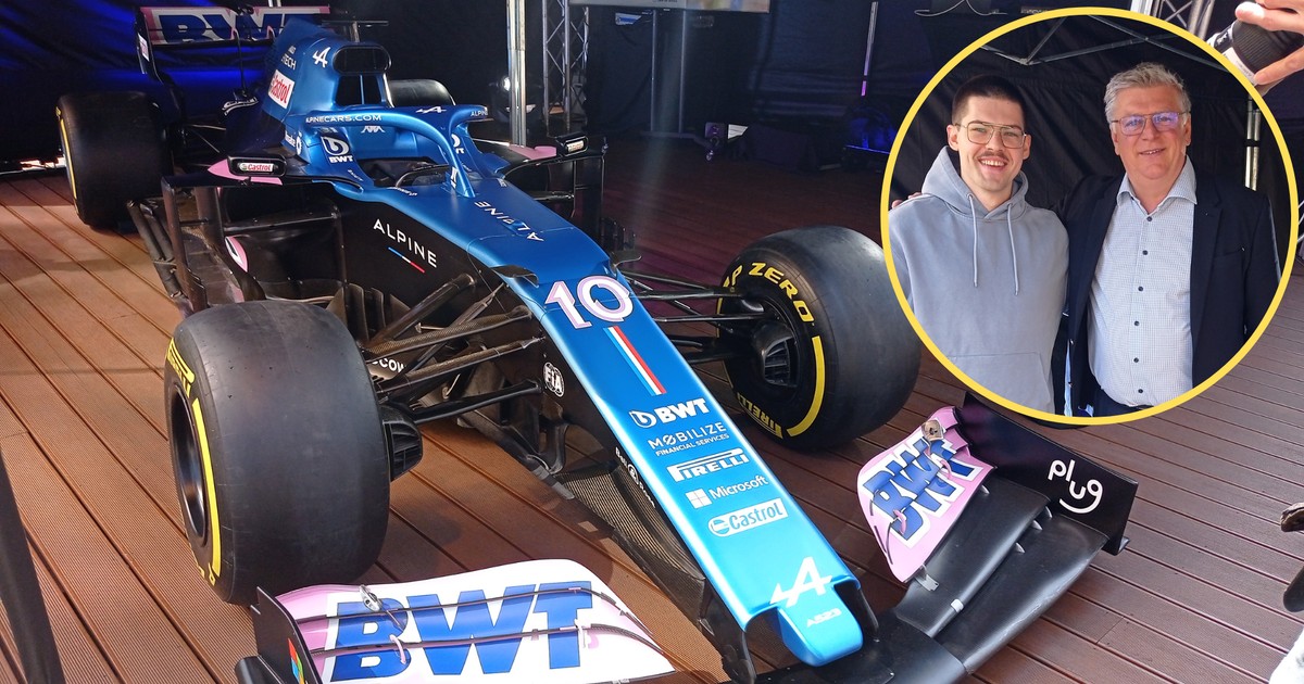 Bolid zaprezentowany przez BWT Alpine F1 Team w Krakowie. W kółku szef zespołu Otmar Szafnauer (po prawej)