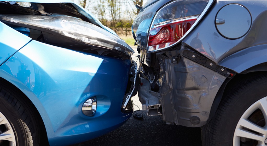 W przypadku kolizji, w której uczestniczy auto na zagranicznych rejestracjach, procedura uzyskania odszkodowania może się różnić od tej, z jaką mamy do czynienia, kiedy zderzą się auta zarejestrowane w Polsce. 