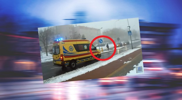Karetka jadąca na sygnale musiała nagle się zatrzymać. W sieci zawrzało [WIDEO]