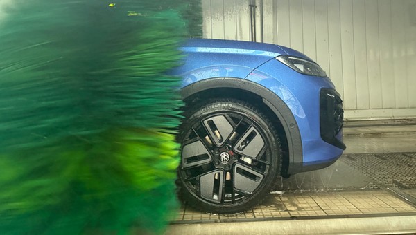 Mycie samochodu zimą chroni przed korozją. Ale warto pamiętać o jednej rzeczy