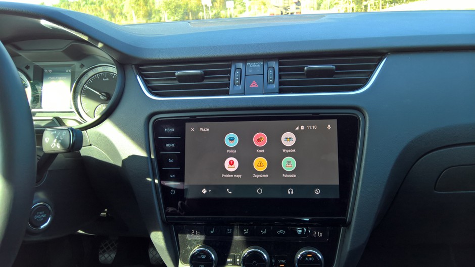 Oto menu programu Waze do zgłaszania utrudnień dostrzeżonych przez kierowcę. Skoda Octavia z Android Auto