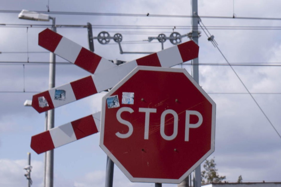 Znak stop, a w tle krzyż świętego Andrzeja (fot. Iza Procyk-Lewandowska/Onet.pl)